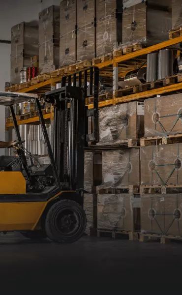 Empilhadeira pegando pallet